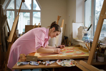 女艺术家工作工作室有创意的工作空间绘画类画架帆布艺术治疗灵感创造力人才工艺概念艺术家工作室室内人休闲爱好