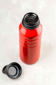 红色的可重用的钢水瓶开放帽