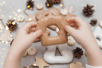 孩子们的手持有姜饼形状首页概念圣诞节糖果玩具花环散景装饰一年假期