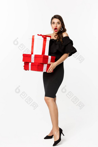 完整的长度有吸引力的女模型魅力衣服红色的嘴唇持有圣诞节礼物惊讶收到礼物白色背景