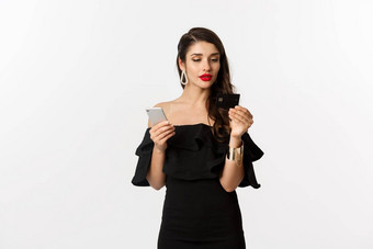 时尚购物概念有吸引力的女人化妆黑色的衣服<strong>订单</strong>在线<strong>支付</strong>信贷卡移动电话白色背景