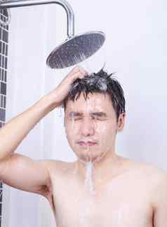 男人。采取雨淋浴洗头发浴室