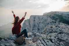 女人徒步旅行者自由山旅行生活方式新鲜的空气