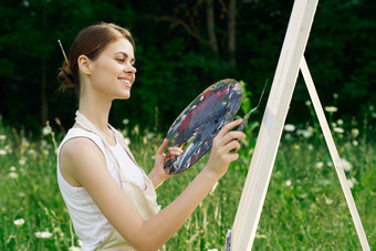 快乐的女人油漆<strong>图片</strong>调色板自然景观