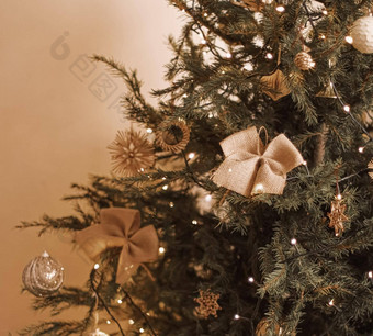 圣诞<strong>节</strong>树可持续发展的装饰概念手工制作的装饰玩具饰品使resycled织物木棉花自然材料<strong>简约</strong>室内设计风格