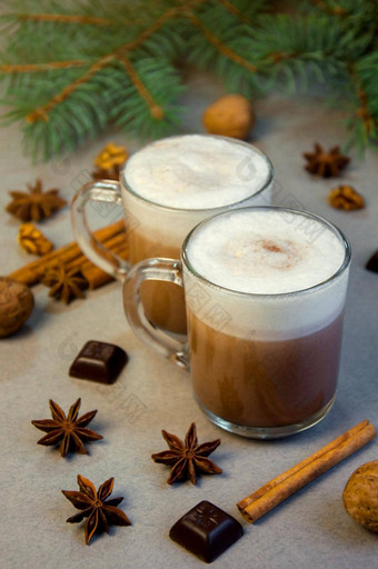 热圣诞<strong>节</strong>喝可可咖啡巧克力牛奶奶油小透明的杯冷杉树分支<strong>坚果</strong>肉桂棒明星茴香灰色背景冬天时间一年