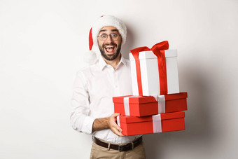 冬天假期庆祝活动快乐的家伙带圣诞节礼物持有礼物穿圣诞老人他站白色背景