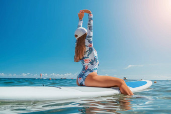 站桨董事会年轻的女人航行美丽的平静海水晶清晰的水概念夏天假期假期旅行放松活跃的<strong>健康</strong>的生活<strong>和谐</strong>自然