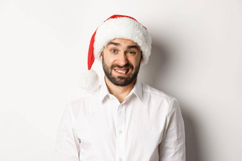 特写镜头尴尬的的家伙圣诞老人他道歉感觉不舒服站白色背景圣诞节概念