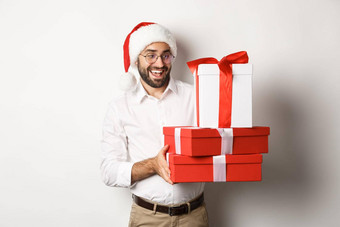 冬天假期庆祝活动快乐的家伙带圣诞节礼物持有礼物穿圣诞老人他站白色背景