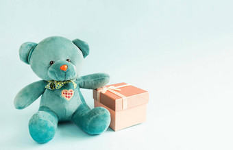 绿松石软泰迪熊绣花心持有礼物盒子弓蓝色的背景孩子们的玩具爱礼物假期宣言爱情人节一天复制空间