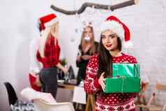 肖像年轻的女人绿色giftboxes首页前景美丽的浅黑肤色的女人圣诞老人他红色的服装鹿