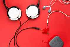 心形的耳机分束器夫妇爱连接红色的可移植的演讲者双耳机平躺情人节一天爱现代技术复制空间