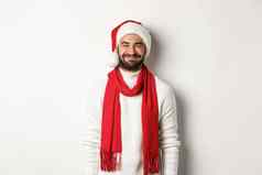 圣诞节假期有胡子的男人。圣诞老人他红色的围巾快乐享受一年聚会，派对庆祝活动站白色背景