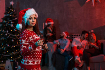 肖像年轻的女人玻璃香槟首页前景美丽的浅黑肤色的女人圣诞老人他红色的服装鹿