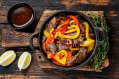 法士达牛肉肉传统的墨西哥食物菜锅黑暗木背景前视图