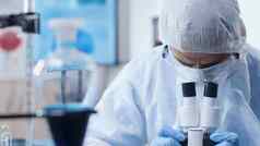 化学家研究员医生穿佩普设备防止感染冠状病毒