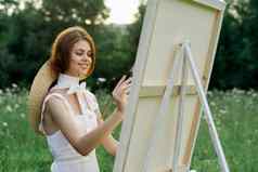 女人艺术家在户外绘画自然爱好艺术