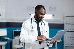 非洲美国治疗师医生持有移动PC电脑在线医学处方