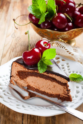 一块美味的巧克力摩丝蛋糕
