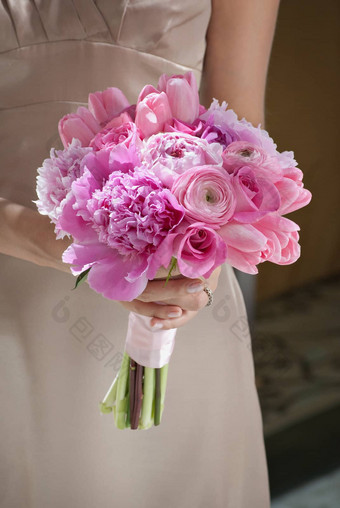 伴娘粉红色的花束