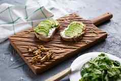 切片鳄梨烤面包面包坚果早餐健康的食物概念