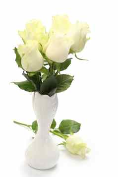 花束白色玫瑰花瓶白色背景