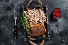 烧烤慢烤puilled猪肉肉木托盘黑色的背景前视图