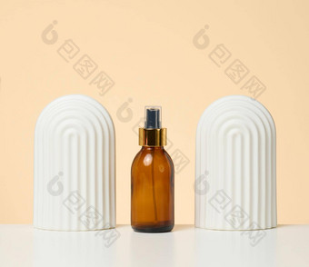 棕色（的）玻璃瓶喷雾白色背景化妆品水疗中心品牌模型