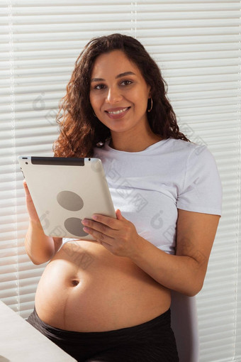 怀孕了女人数字平板电脑<strong>早餐时间</strong>技术怀孕概念