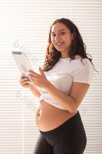 快乐怀孕了年轻的美丽的女人会说话的丈夫<strong>视频</strong>连接平板电脑概念沟通积极的的态度怀孕