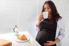 怀孕了女人吃早餐怀孕孕妇离开