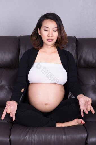 怀孕了女人练习瑜伽沙发