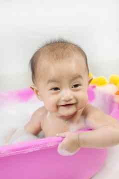 婴儿采取浴浴缸玩泡沫泡沫