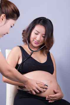 肚子怀孕了女人检查听诊器