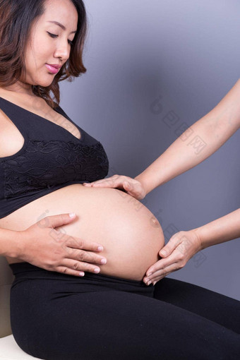 手触碰肚子怀孕了女人