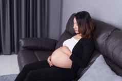 怀孕了女人休息首页沙发