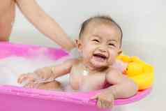 婴儿采取浴浴缸玩泡沫泡沫