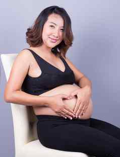 怀孕了女人持有手心形状肚子