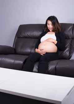 怀孕了女人休息首页沙发