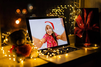 头拍摄肖像有吸引力的家庭使视频会议调用圣诞节遥远的交互现代科技概念
