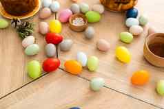 复活节蛋糕色彩斑斓的鸡蛋花前景