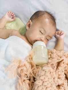 婴儿喝牛奶瓶睡觉床上
