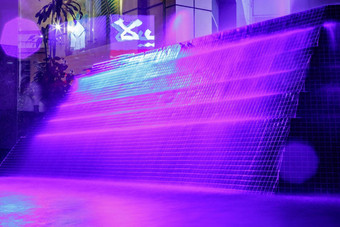 美丽的紫色的照亮喷泉晚上迪拜