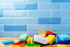 桩家庭清洁海绵蓝色的瓷砖墙