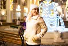 街肖像微笑美丽的年轻的女人节日圣诞节公平夫人穿经典时尚的冬天针织衣服