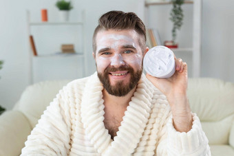 有胡子的的家伙应用<strong>抗皱</strong>奶油脸皮肤护理水疗中心男人。概念