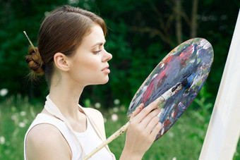 女人艺术家自然油漆调色板画架有创意的景观