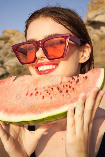 女人吃西瓜在户外太阳夏天特写镜头