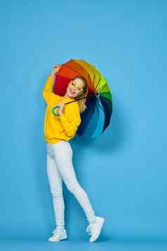 女人五彩缤纷的伞黄色的毛衣摆姿势彩虹颜色